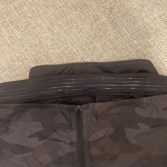 Lululemon Men’s Running Surge Jacket (black cammo) - Picture 4 of 10